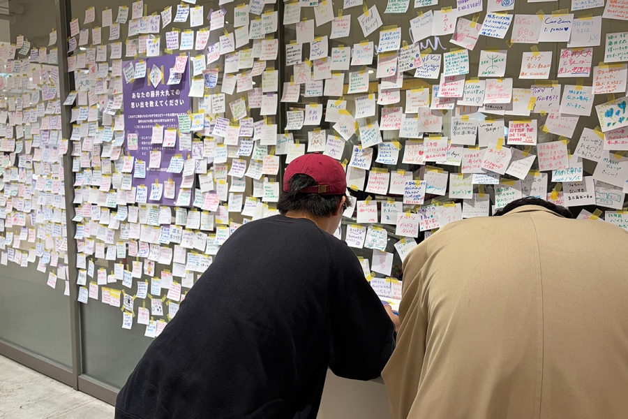 「藤井大丸」へのメッセージを書きにくるお客も絶えず...（Lmaga.jp撮影）