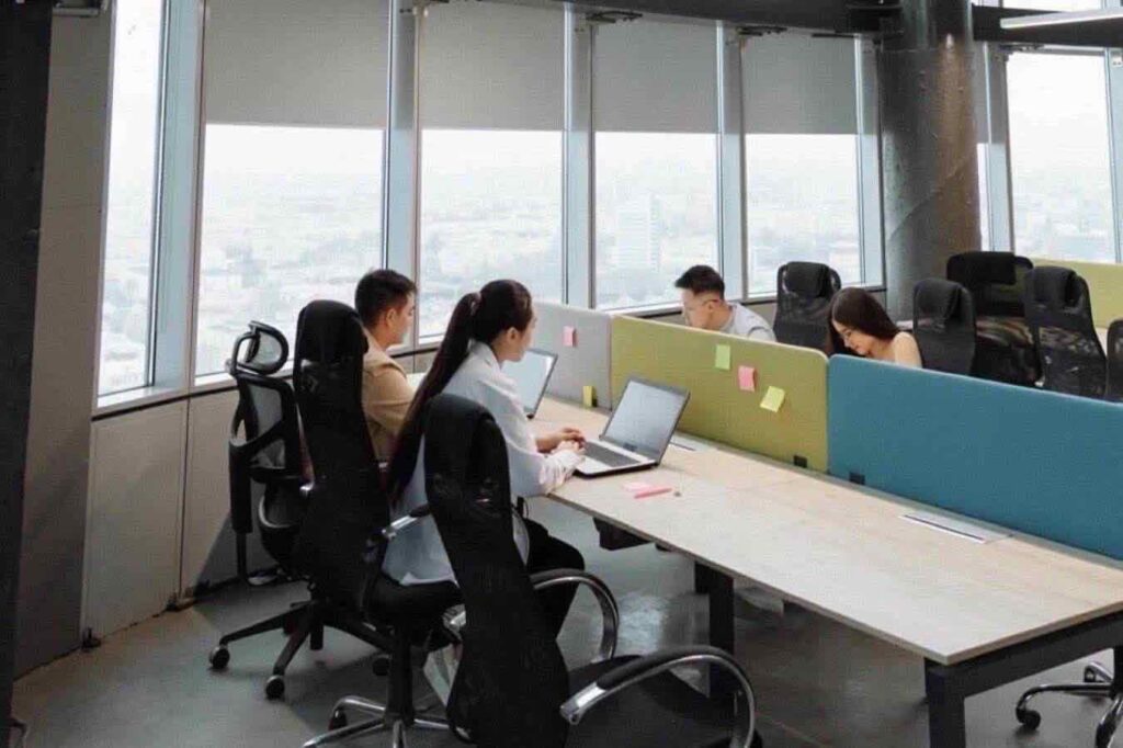 富裕層のために働く: 給与は下がる一方、CEO の収入はますます増えます: 配当金だけで 1 秒あたり 2,500 ドルを手に入れます