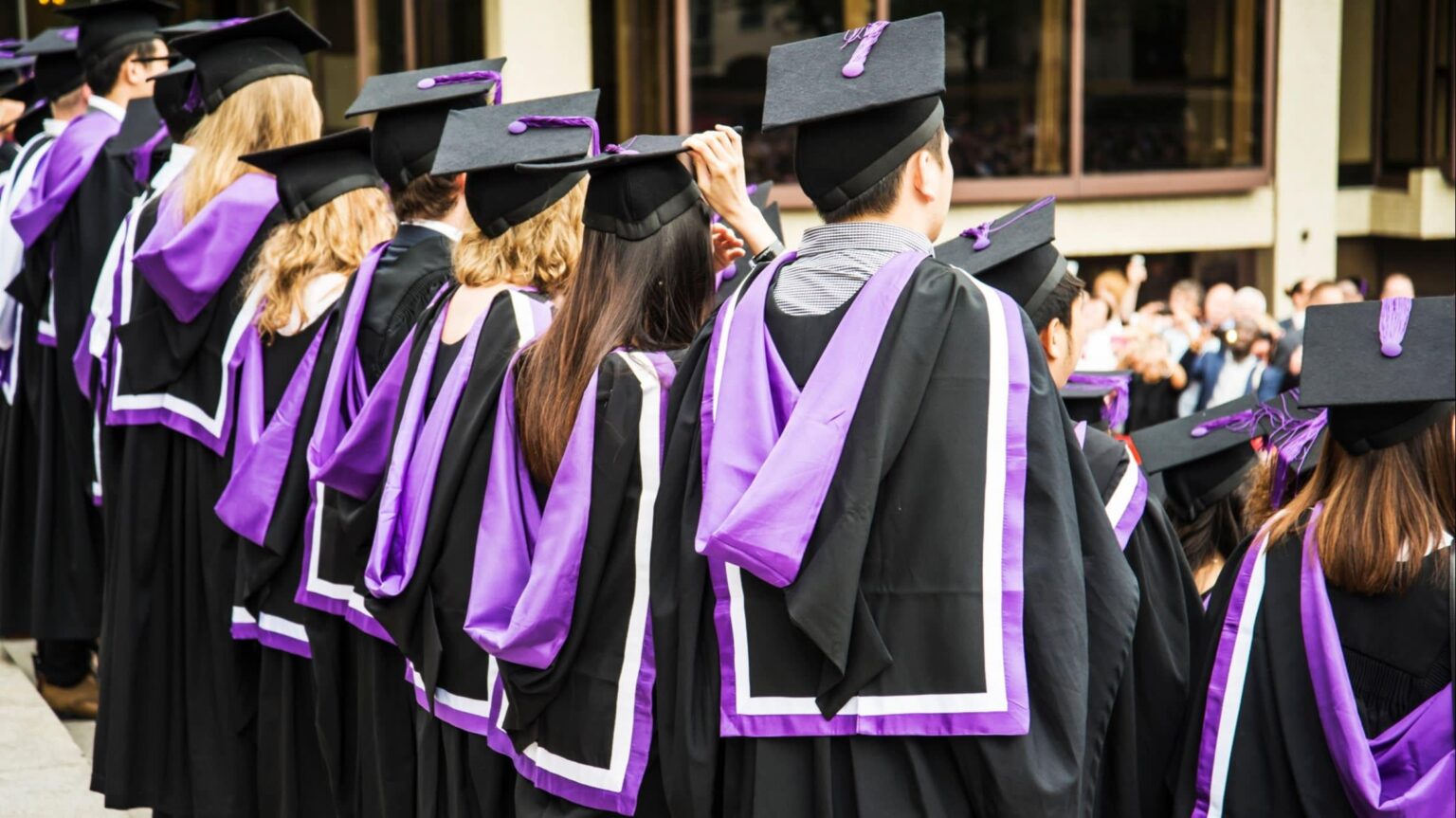 英国政府顧問、大学進学を目指す若者が多すぎると語る
