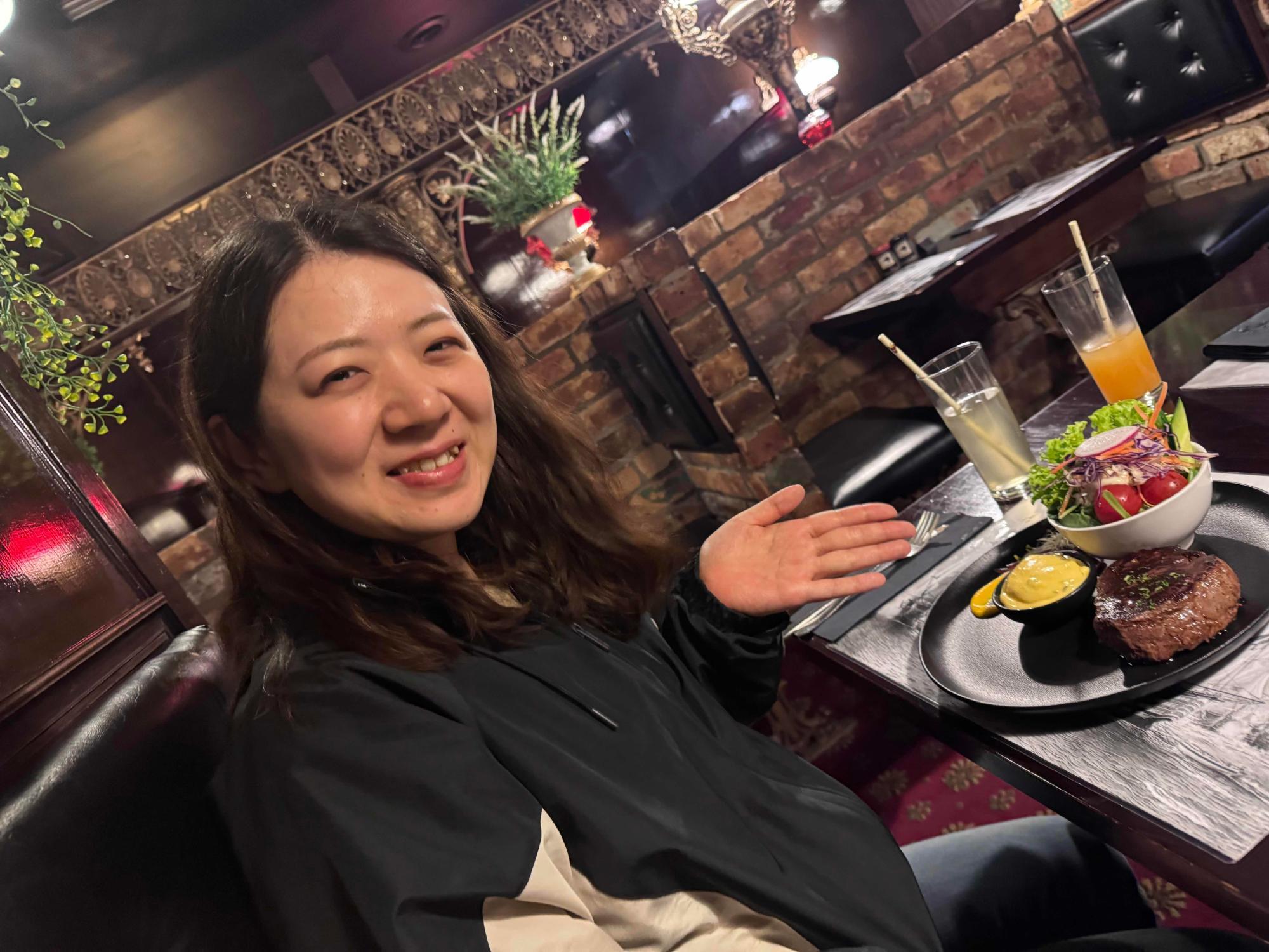 ワーキングホリデーのクラスメイトと。老舗のステーキ店の価格は一人4500円程度。意外とリーズナブルだった。（撮影：海南友子）