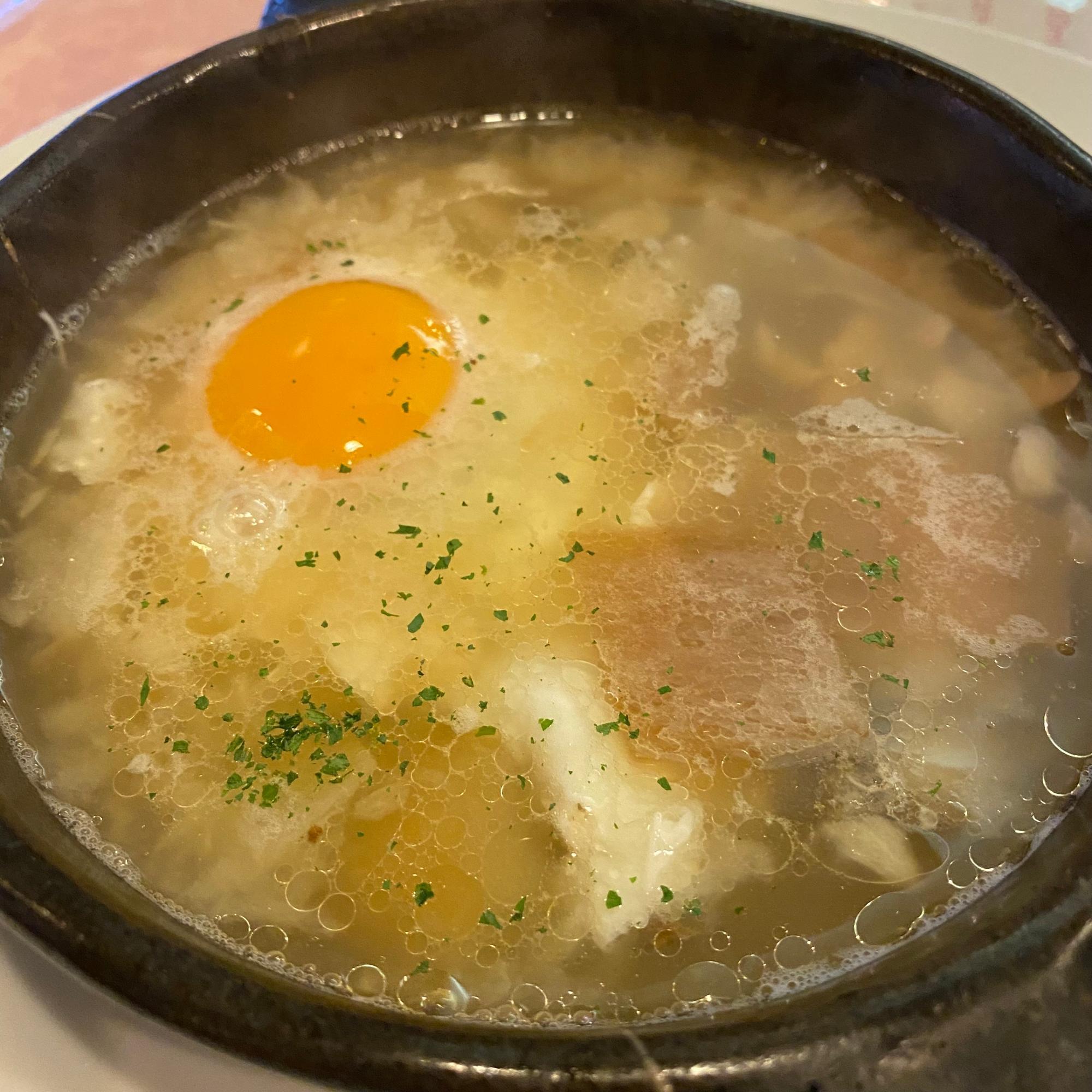 まず運ばれてきたのは、看板メニューの特製にんにくスープ。
