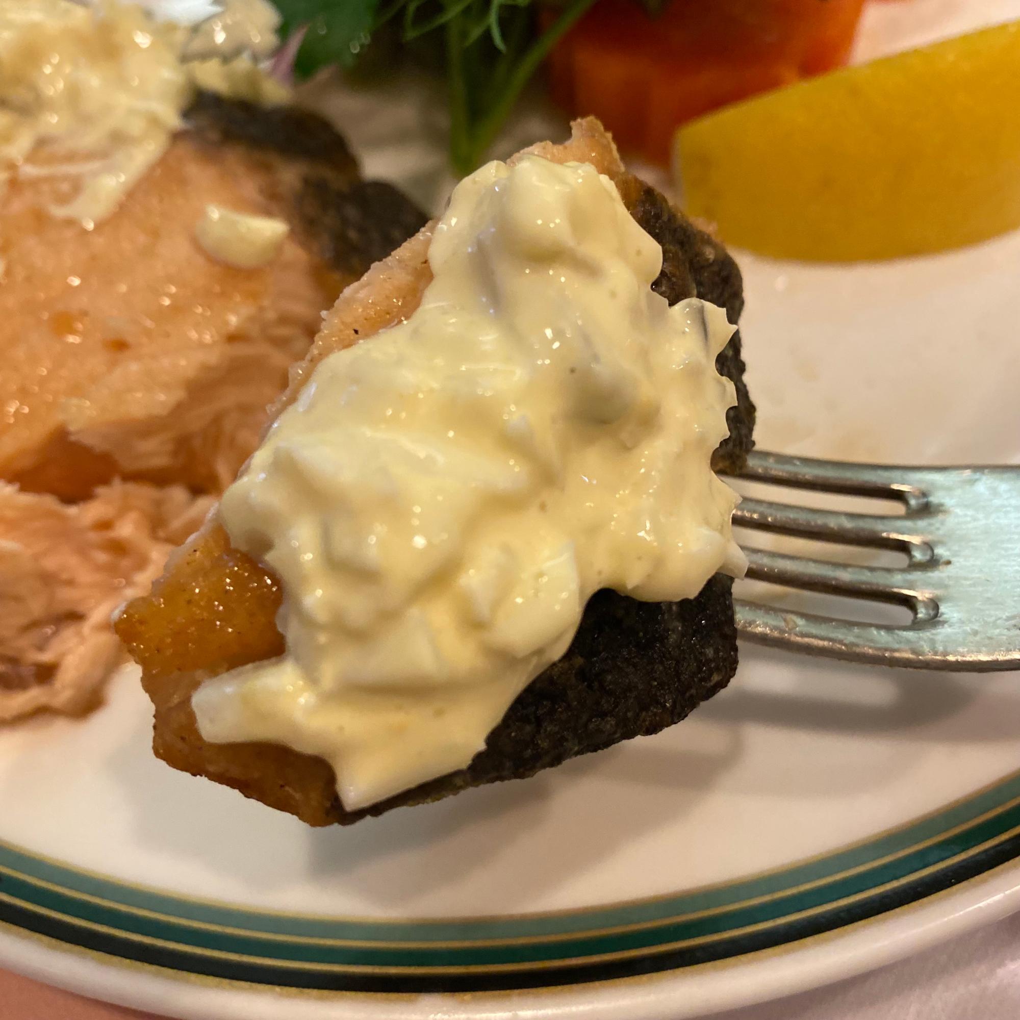 脂の乗った鮭の甘みと、酸味の効いたタルタルが口の中で一体となれば、思わず天を仰ぎたくなる美味しさ。