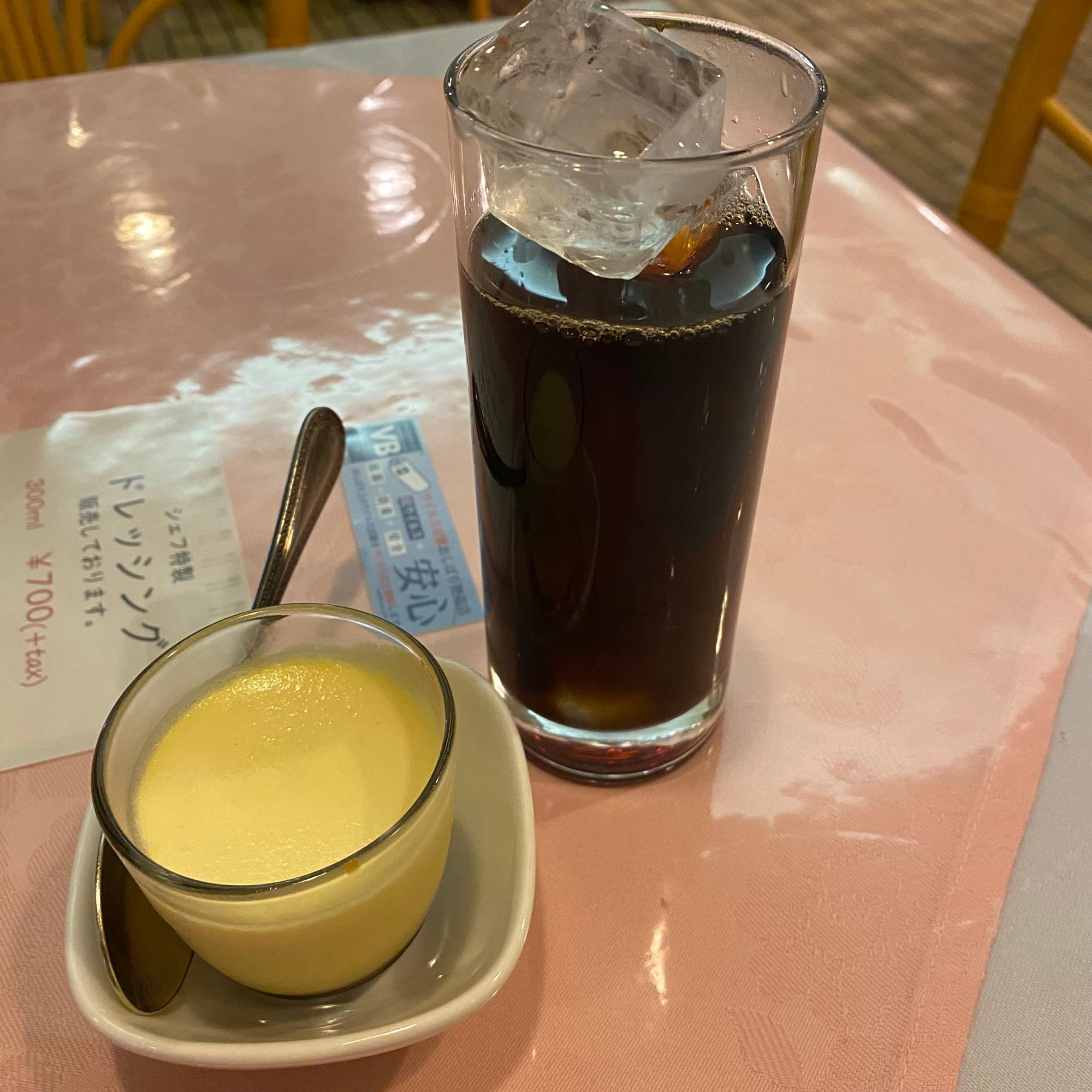 食後は、カラメルが濃厚にまとわりつく、どこか懐かしい自家製プリンとコーヒーで至福の締め。