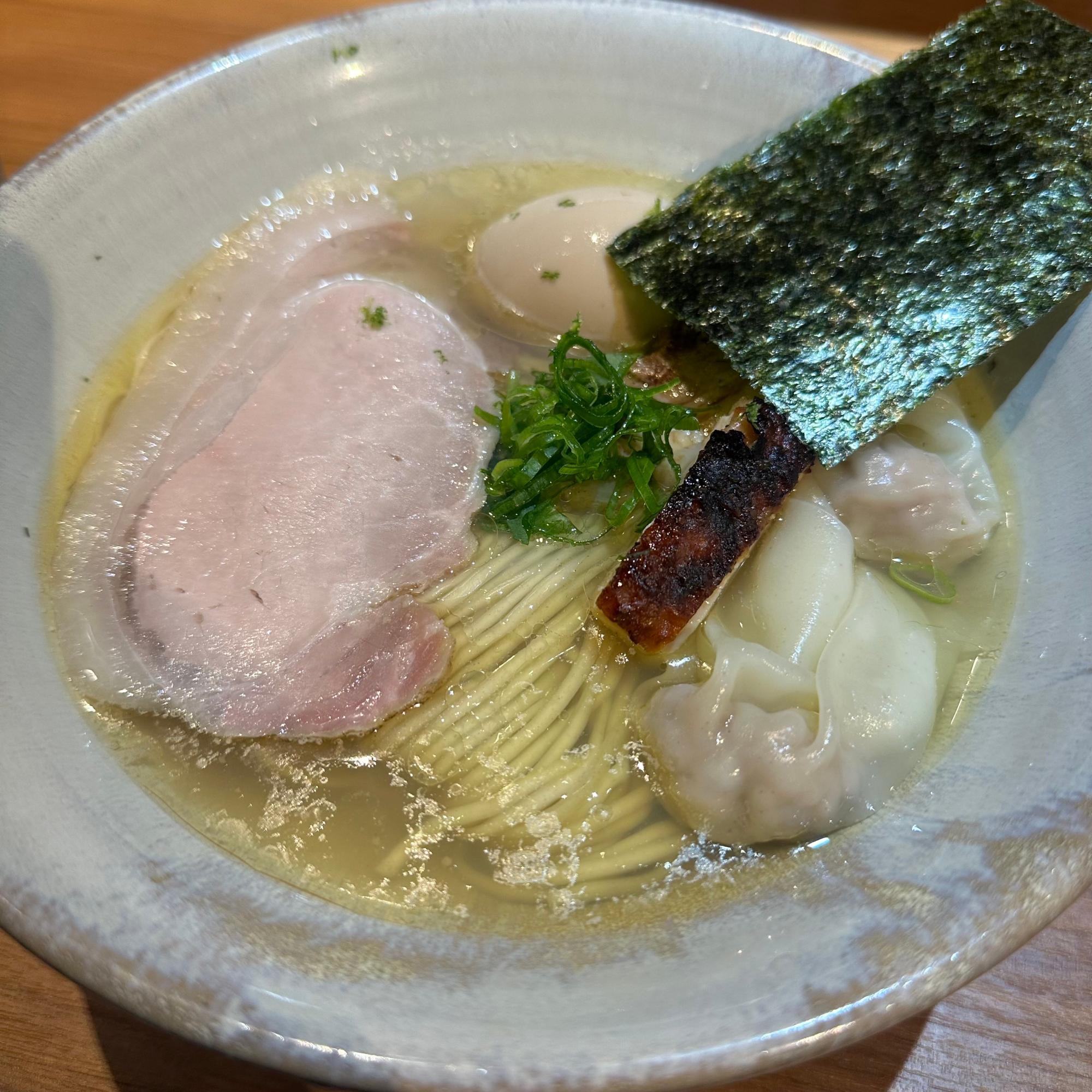 今回注文したのが、特上塩らぁめん（2,200円） ＋ 地鶏味玉（200円）。