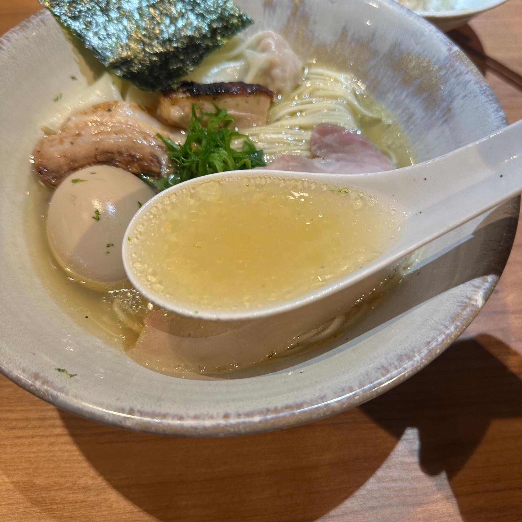 大きなレンゲで、黄金色の鶏油が輝くスープを一口。その瞬間、体に激震が走りました。