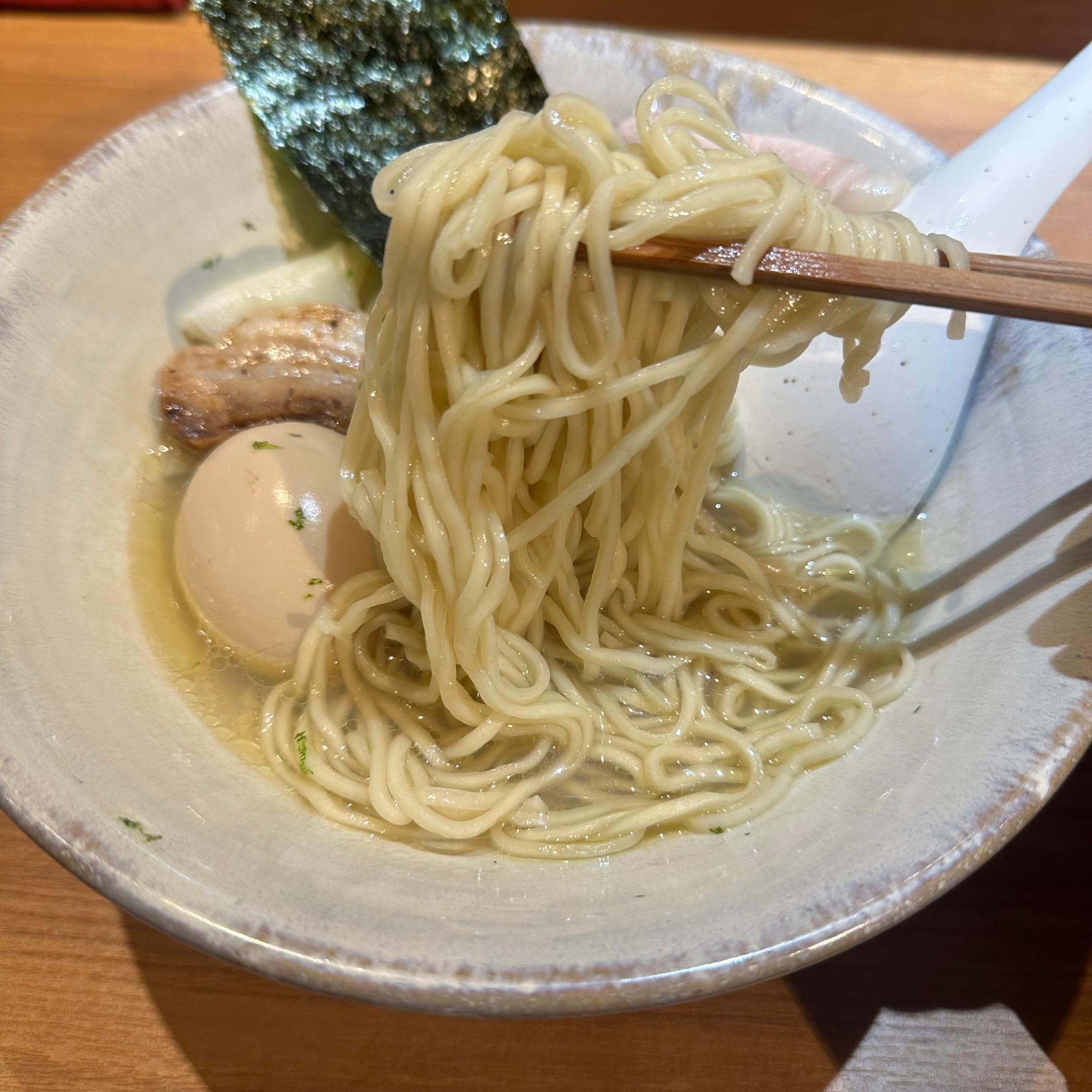 合わさる麺は、絹のようにシルキーでやや柔らかめな茹で加減の国産小麦の自家製麺。
