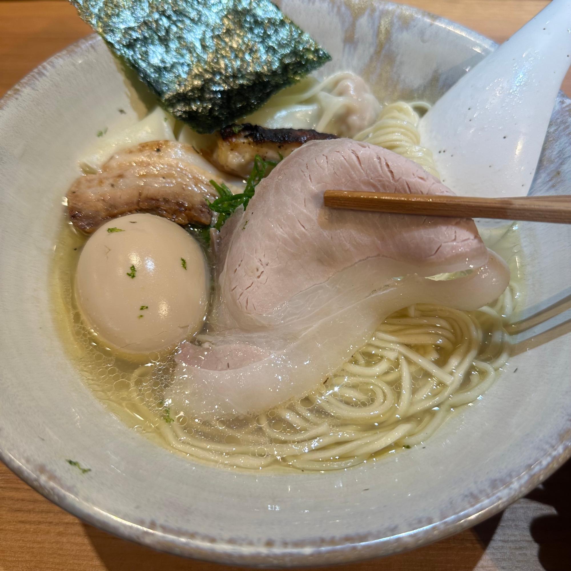 トッピングのこだわりも、もはやラーメンの枠を超えた「一品料理」のクオリティです。 