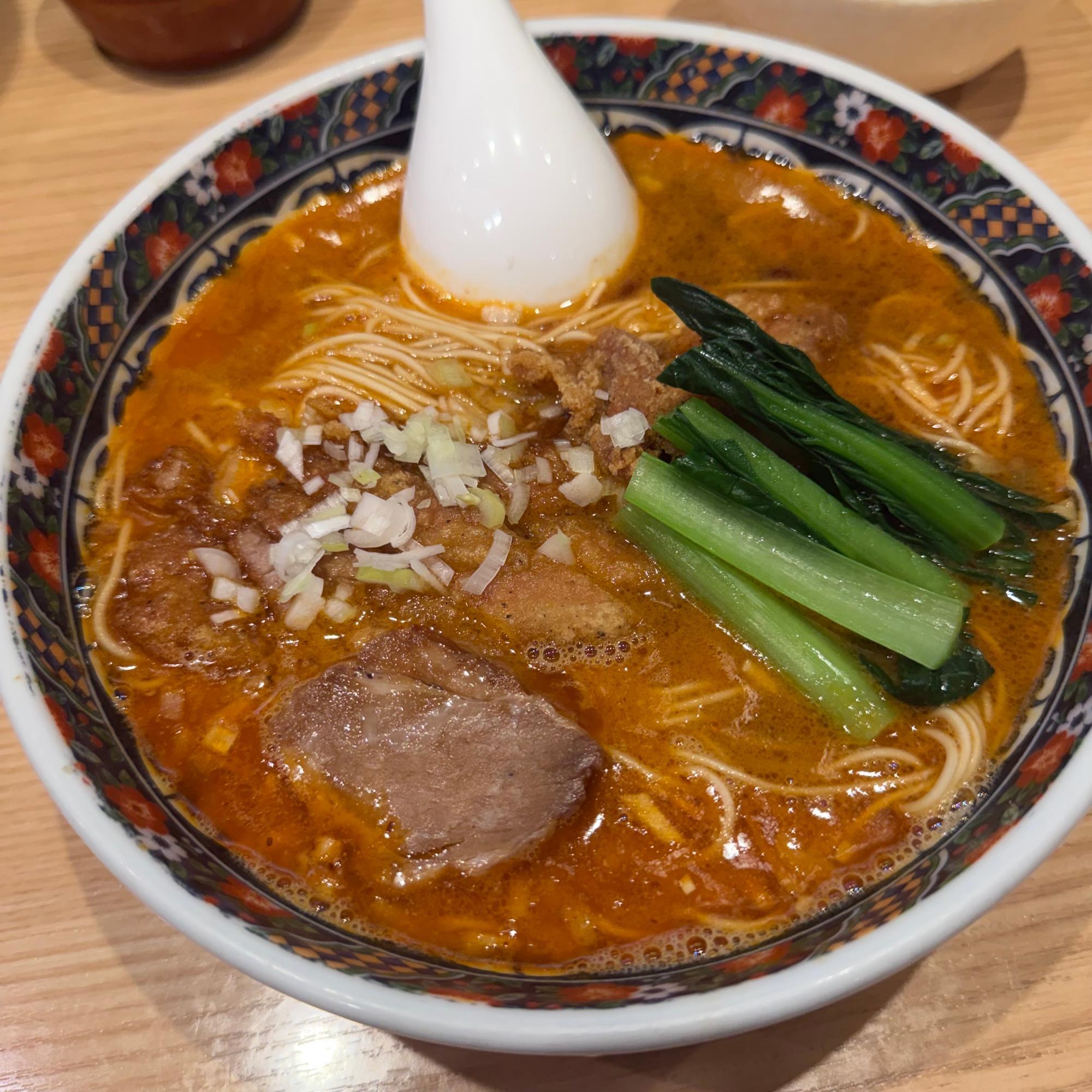 今回は、お目当てだった一番人気の『パイコー担々麺（1,250円）』を中辛でオーダー。