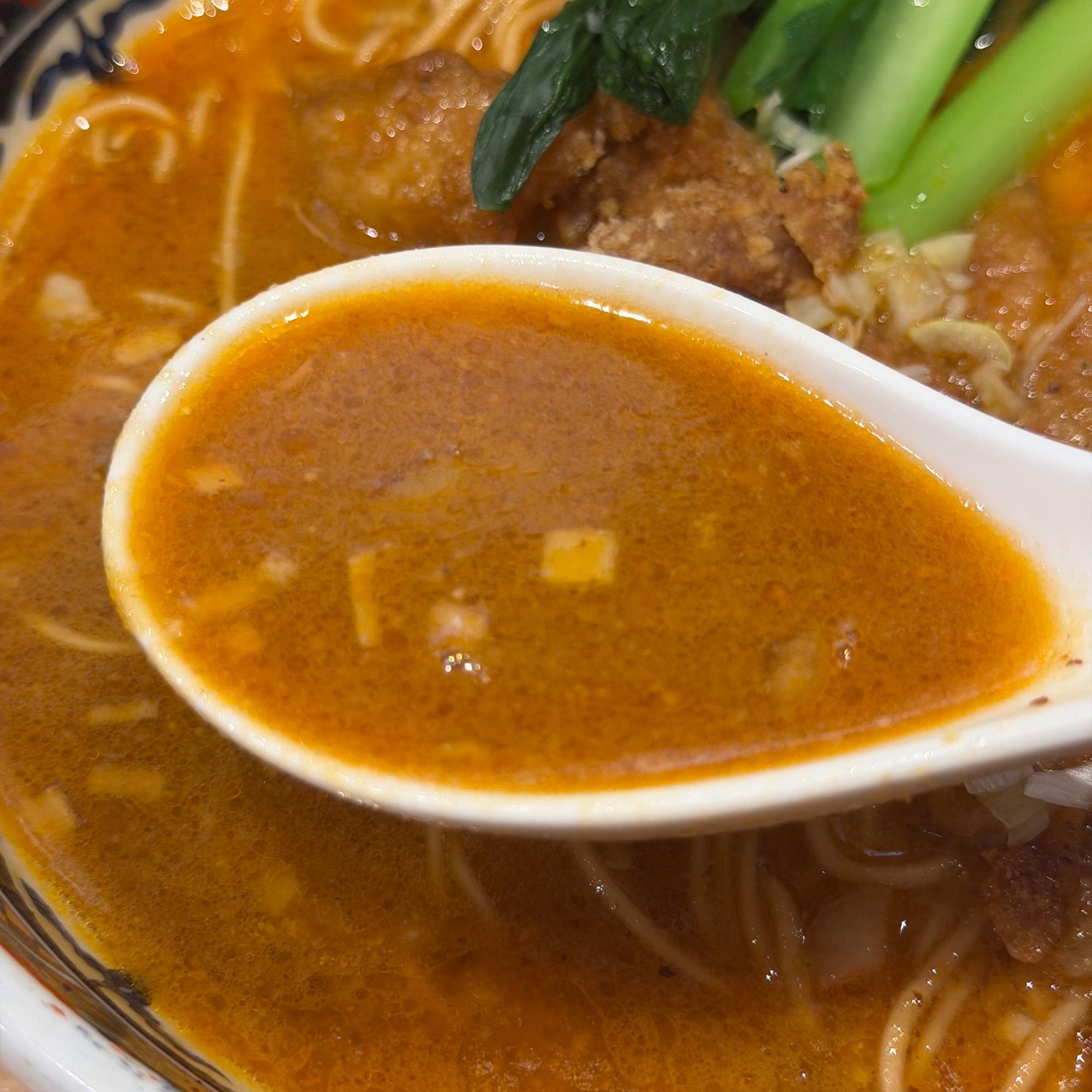 まずは、さらさらとしたスープを一口。あぁ、これこれ！ 胡麻の風味は優しめで、醤油ベースの出汁に香辛料のキレが際立つスパイシーでスッキリとした仕上がり。