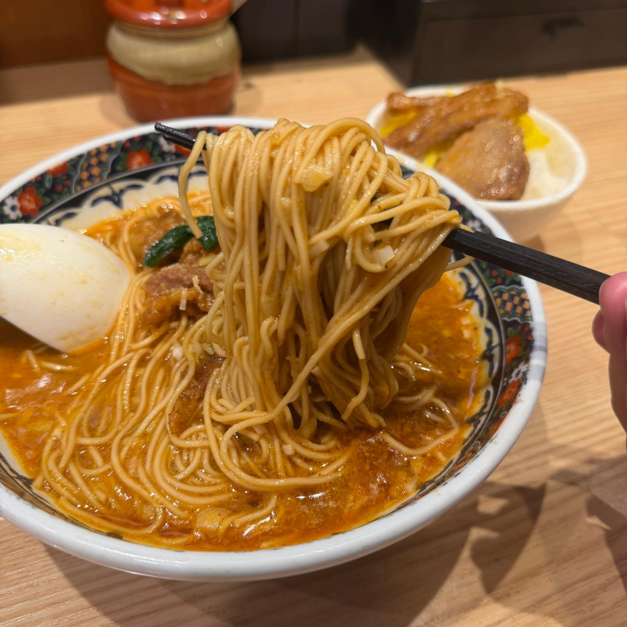 合わさる麺は、九州ラーメンを彷彿とさせるパツパツとした歯切れの良い細ストレート麺。