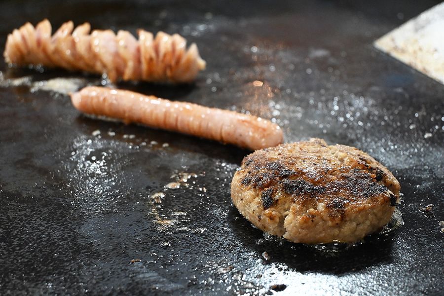 作り置きをせず、大阪の精肉店で毎朝挽いてもらう肉を使った手作りハンバーグーを店内で調理（Lmaga.jp撮影）