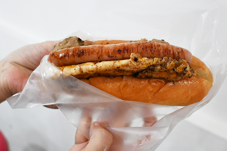 「ミックスエッグ」（750円）手作りハンバーグ、ソーセージ、玉子を贅沢にサンドした人気メニュー（Lmaga.jp撮影）