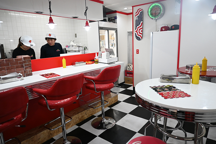 10席ほどのイートインができる店内は、白・赤・黒が基調のアメリカンダイナーのような雰囲気（Lmaga.jp撮影）