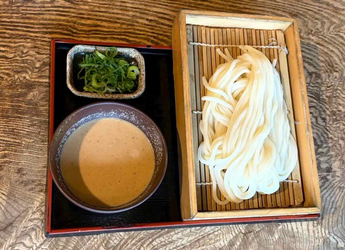 基本的に冷たいうどんは細麺、温かいうどんは太麺。※温かいものに関しては、細いうどんに変更も可能「ごまだれうどん」単品 1,430円