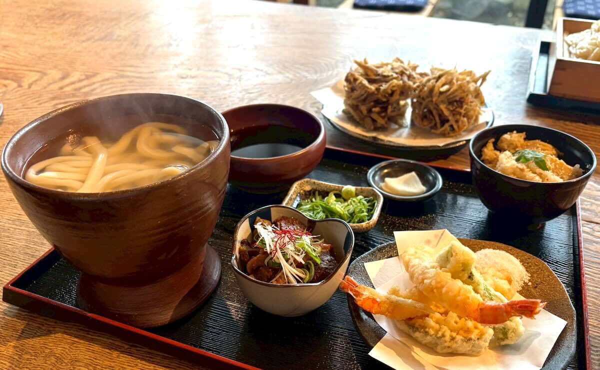 「すじかま三味定食」2,640円（税込）（釜揚げうどん or ごまだれうどん、天ぷら（小）、季節のご飯小盛り、すじ煮込みの小鉢付き）※限定メニューのため、無くなり次第終了