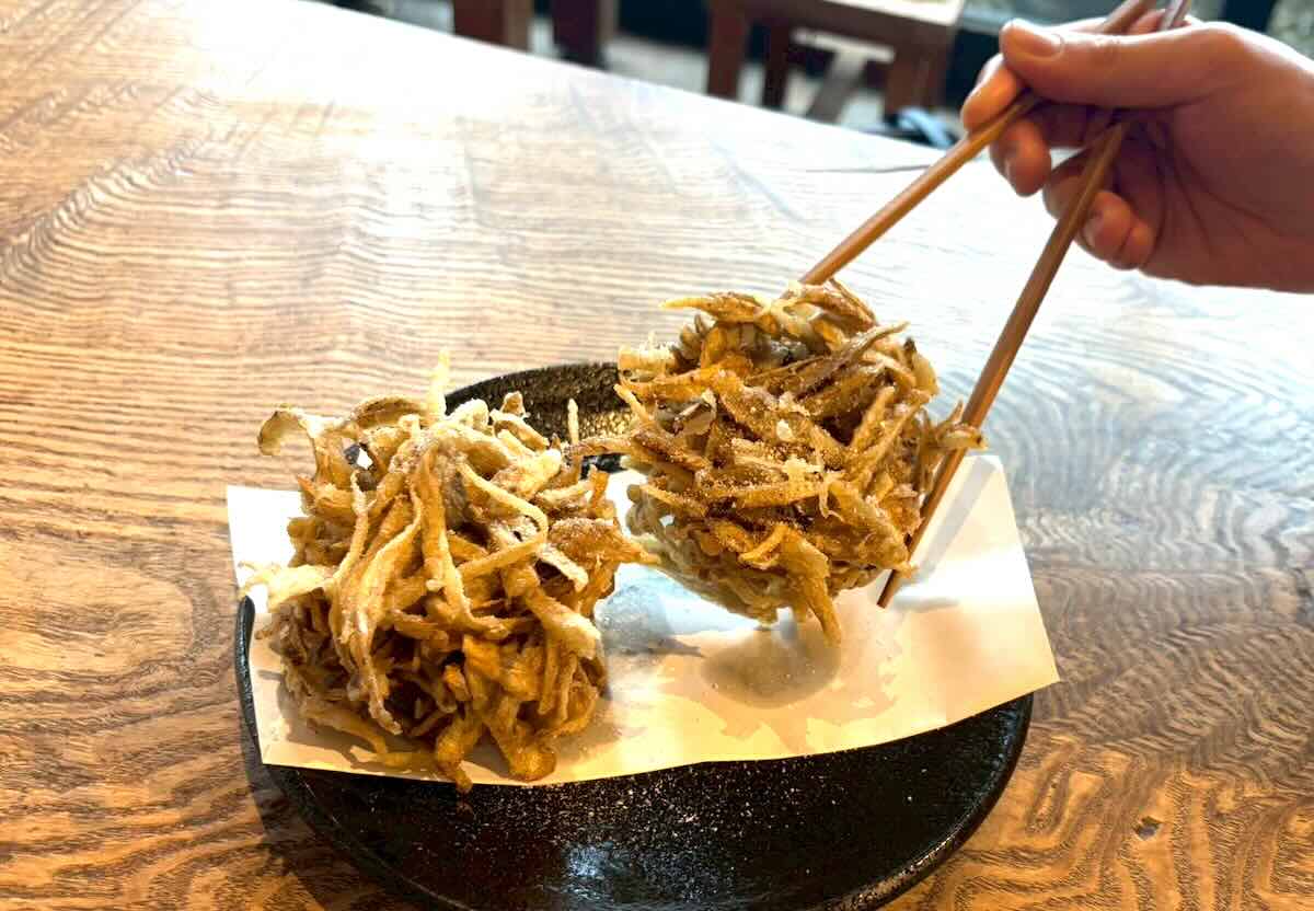 「季節のかき揚げ」ごぼう 660円（税込）旬の食材によって内容が変わるため、最新情報は公式Instagramで確認しておくと安心です