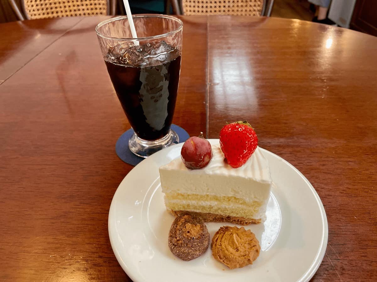 「レアチーズタルト」520円、「アイスコーヒー」460円（すべて税込） 