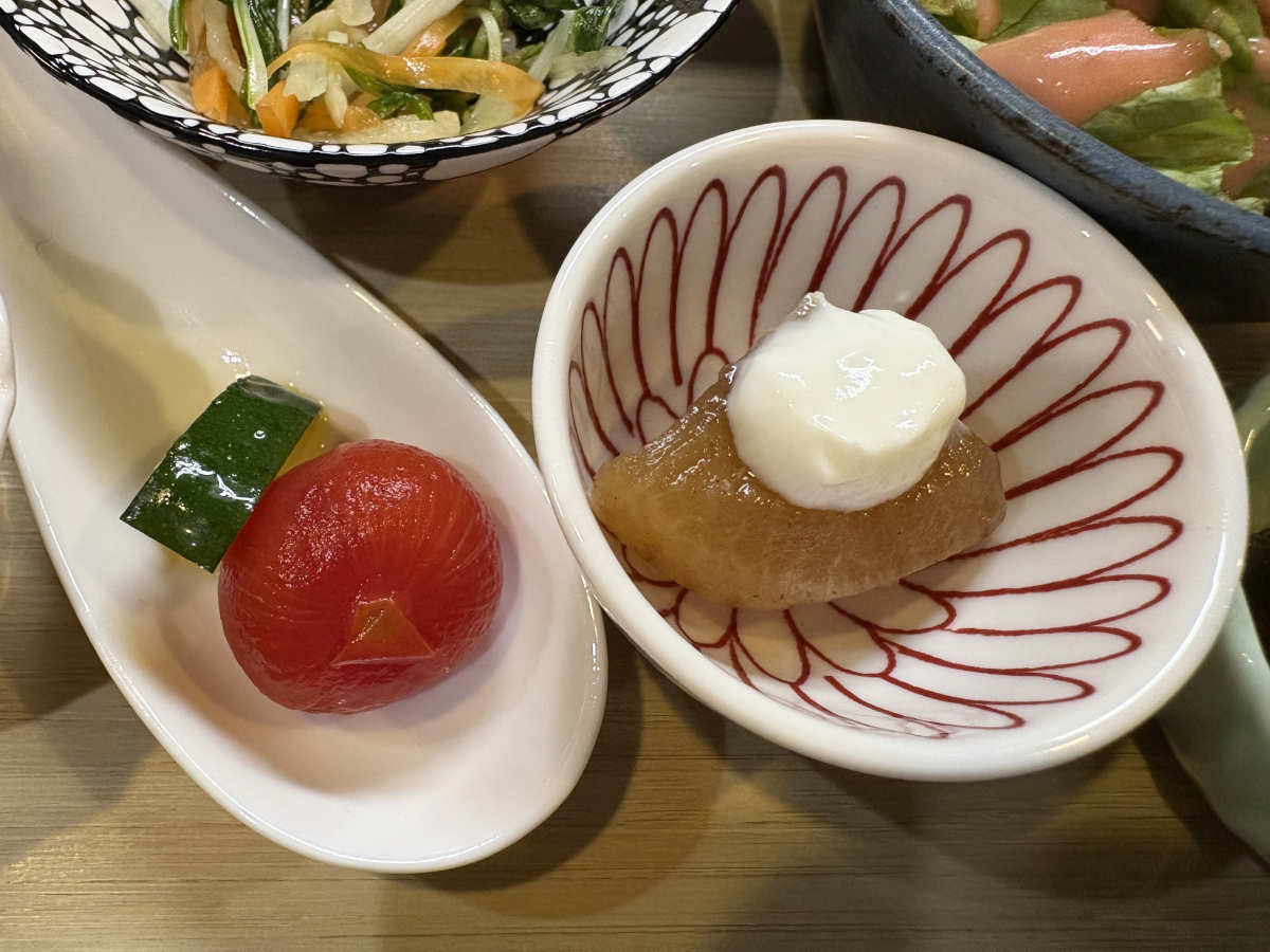 小鉢にはズッキーニとトマトの煮びたし（左）や、にんにく麹を混ぜたクリームチーズ大根なども