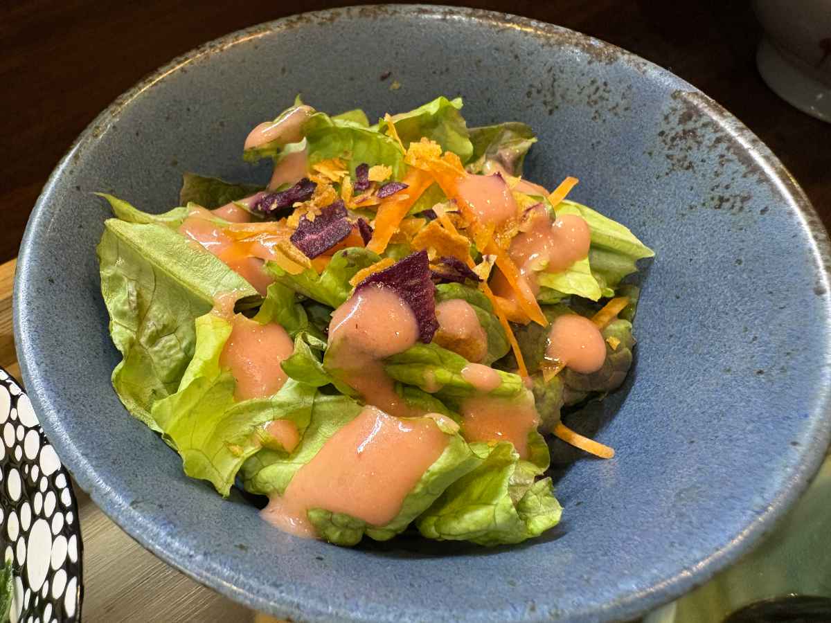 サラダにはイチゴの手作りドレッシングがかかっています