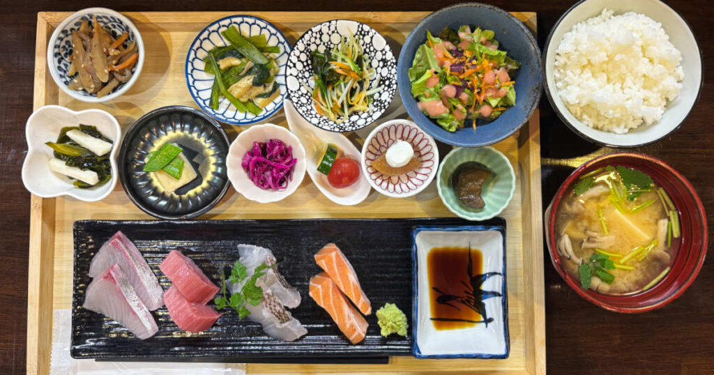 鮮魚にうっとり♡小鉢にほっこり♪兵庫駅徒歩5分『ごはん処 ここはる』のご褒美定食 | Kiss PRESS(キッスプレス)