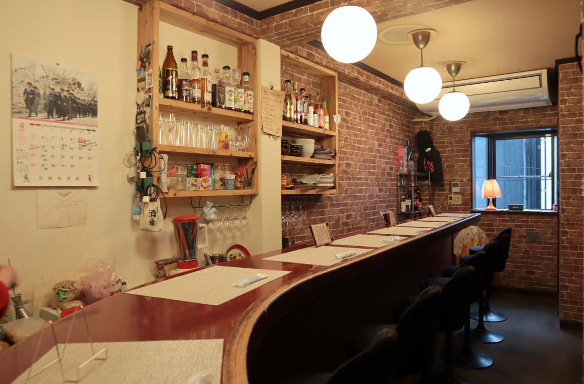 人気スパイスカレー店が多国籍居酒屋に！元町『屋根裏adda306』で楽しめるユニークな料理の数々 [画像]