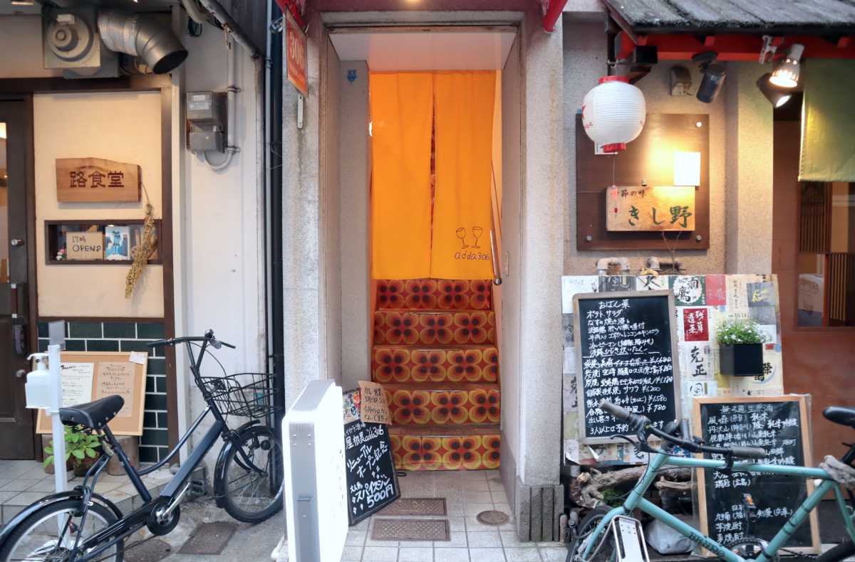 店にはスパイスの香りが漂っています