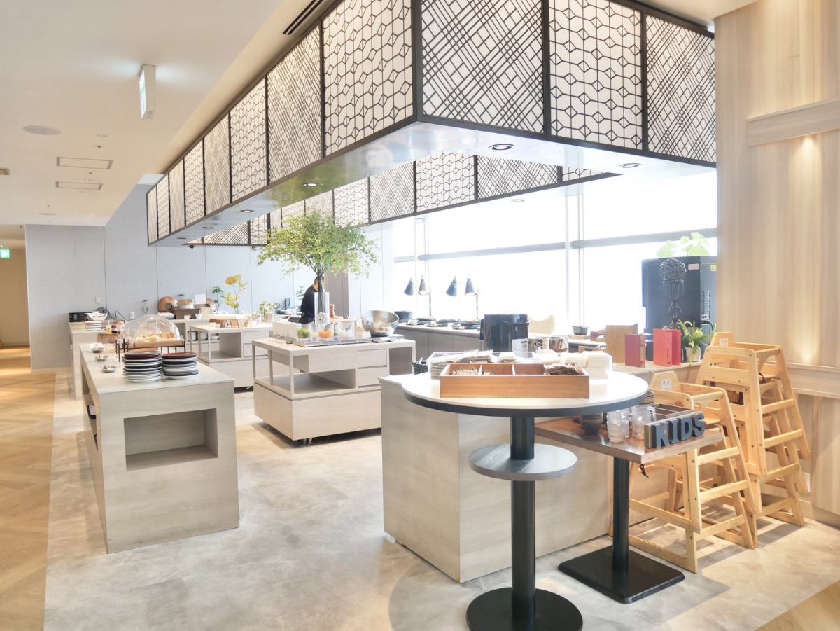 店内奥のビュッフェコーナー