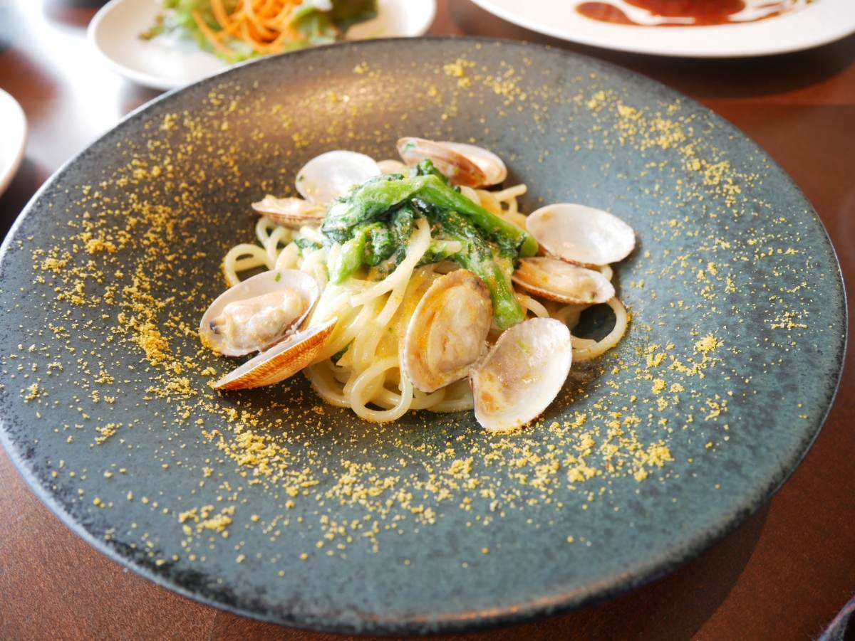 選べるメイン「菜の花とアサリのクリームソース　淡路麺業さんの生パスタ」90分2,800円、時間無制限3,300円　※メインの内容は2か月ごとに変わります。