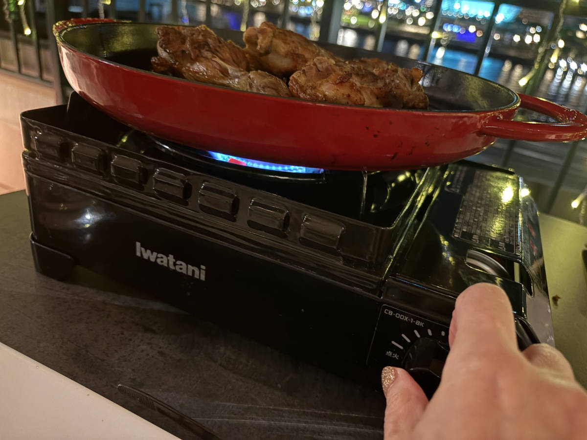 まさに酒池肉林！『ルーフトップ レストランバー エス神戸』で夜景と肉料理の極上時間 [画像]