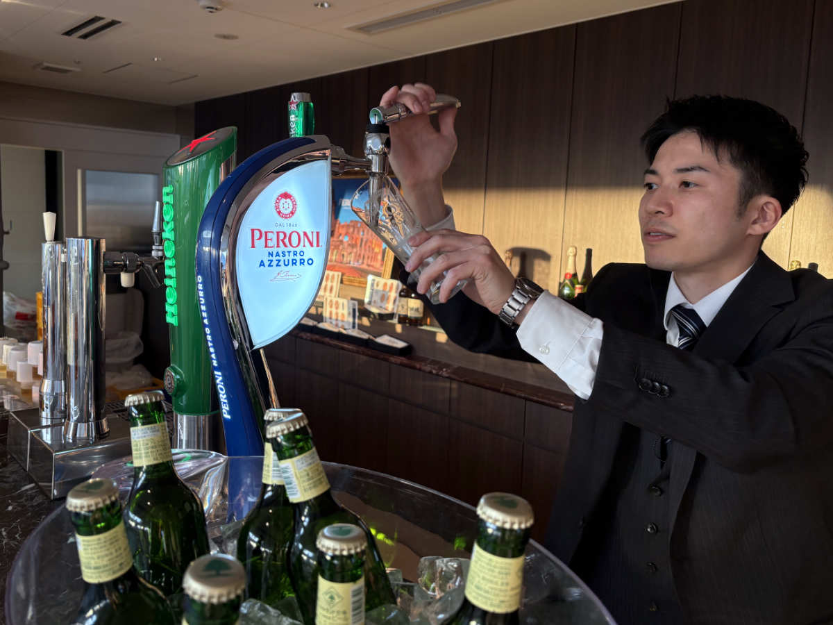 まさに酒池肉林！『ルーフトップ レストランバー エス神戸』で夜景と肉料理の極上時間 [画像]