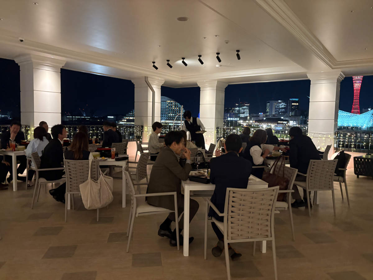 まさに酒池肉林！『ルーフトップ レストランバー エス神戸』で夜景と肉料理の極上時間 [画像]