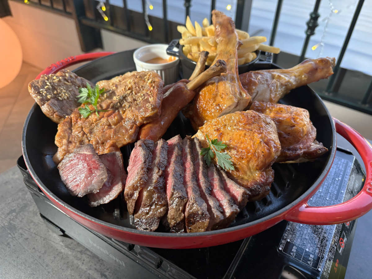 まさに酒池肉林！『ルーフトップ レストランバー エス神戸』で夜景と肉料理の極上時間 [画像]