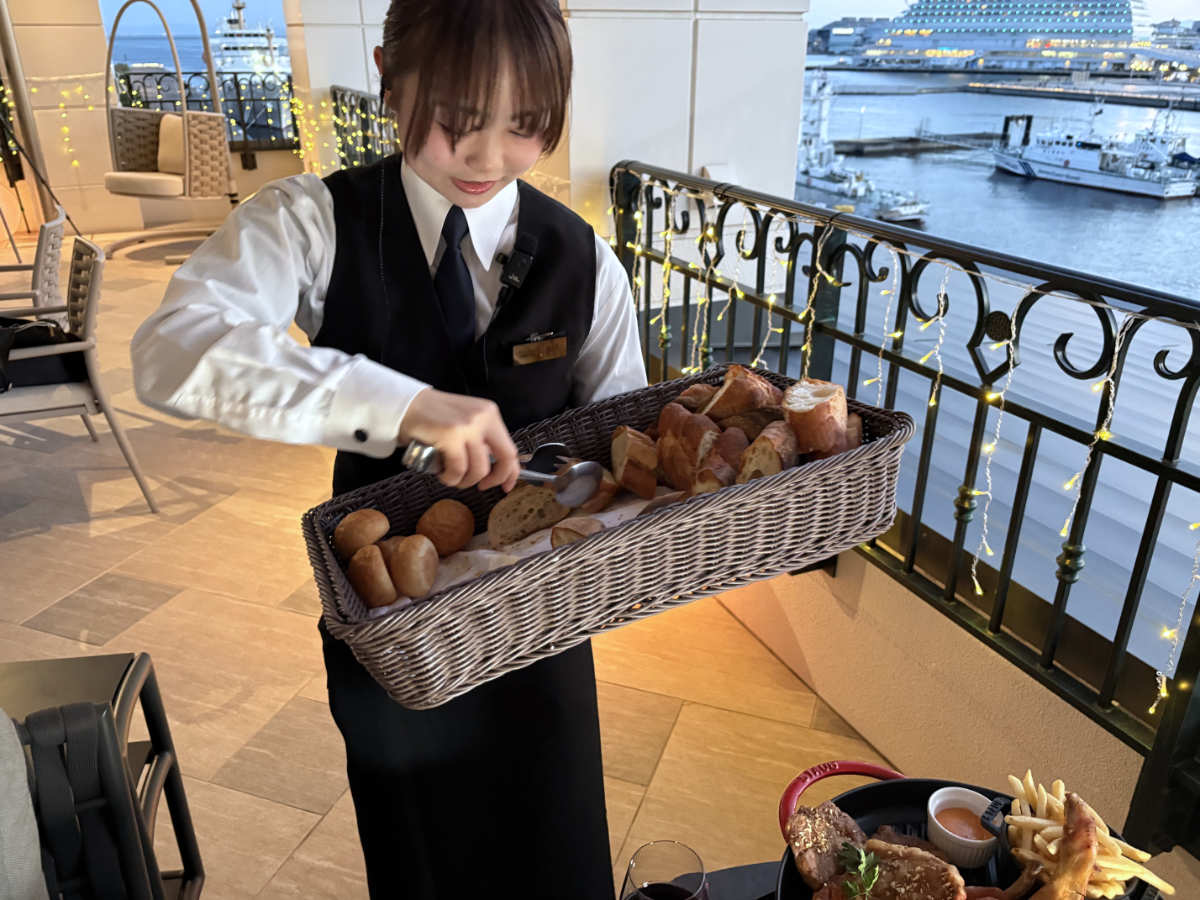 まさに酒池肉林！『ルーフトップ レストランバー エス神戸』で夜景と肉料理の極上時間 [画像]