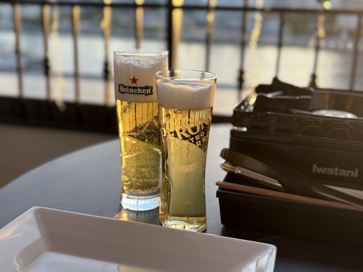 まさに酒池肉林！『ルーフトップ レストランバー エス神戸』で夜景と肉料理の極上時間 [画像]