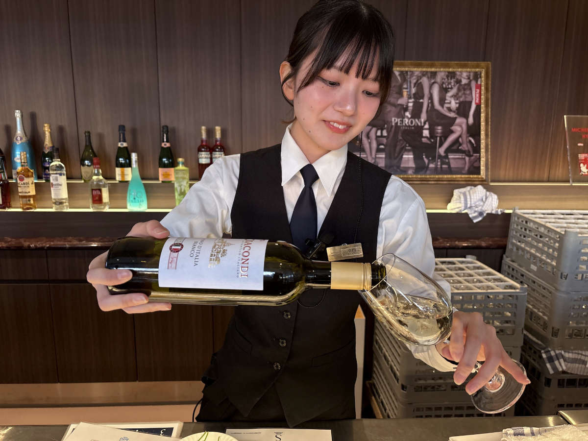 まさに酒池肉林！『ルーフトップ レストランバー エス神戸』で夜景と肉料理の極上時間 [画像]