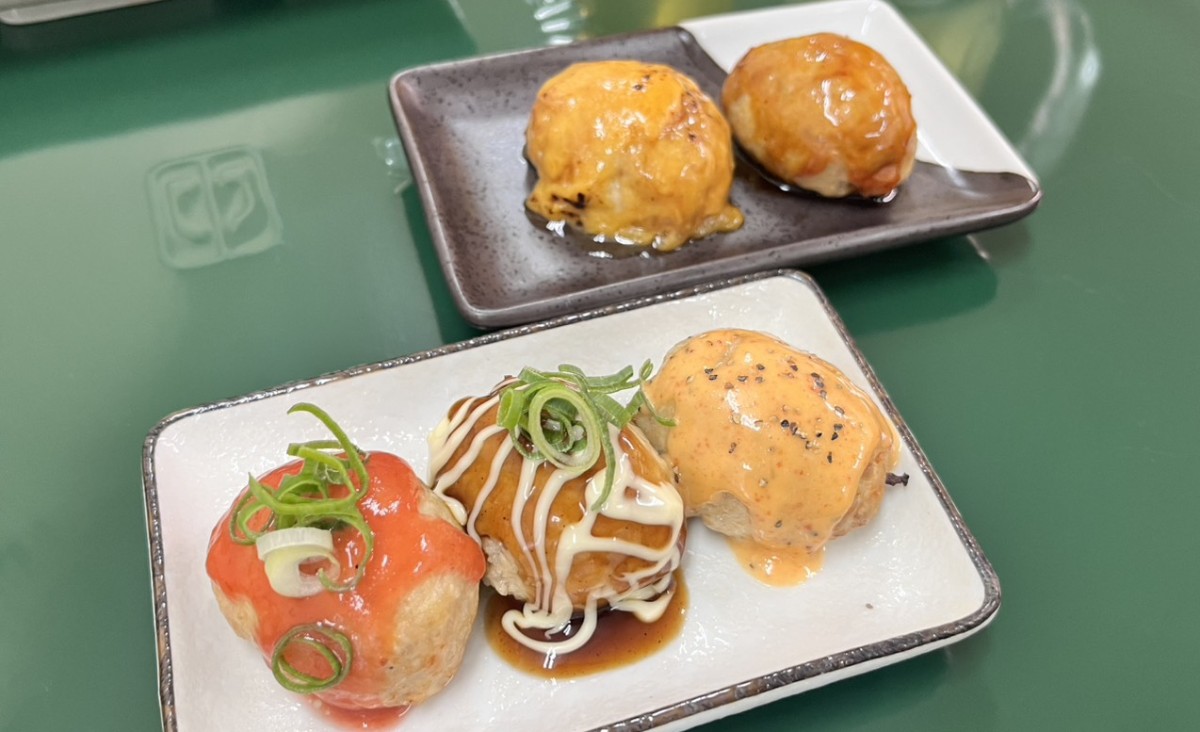 名物つくね。（左奥）「炙りチーズ」310円、（右奥）「タレ」250円、（手前左から）「梅肉ソース」「お好み風」「明太チーズ」各300円（各税込）