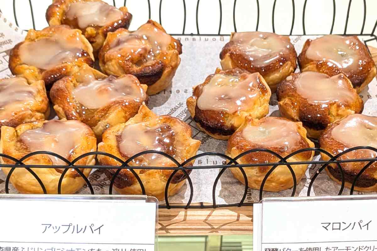 常時商品の「アップルパイ」と「マロンパイ」。焼き菓子DAYに登場する「限定パイ」についてはInstagramでお知らせ