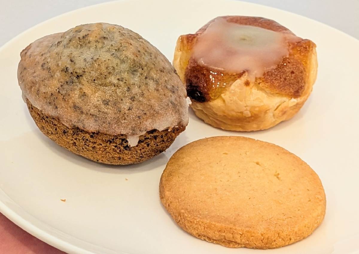（左奥）「レモンティーケーキ」300円（税込） アールグレイが贅沢に香り、甘酸っぱいレモンの爽やかな余韻。（右奥）「マロンパイ」320円（税込）。（手前）「バタークッキー」150円（税込）サクッホロ～と優しくほどけていく食感