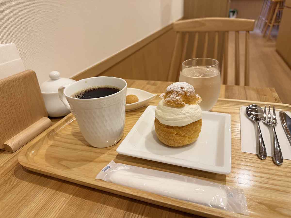 コーヒー「マンデリン」490円（税込）「シュークリーム」420円（税込）※セット注文で50円引