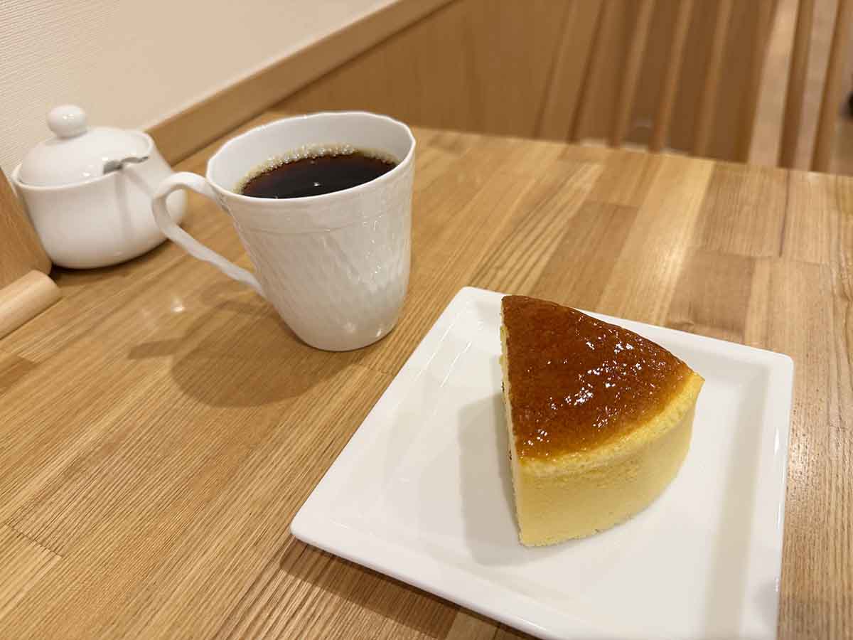 コーヒー「コロンビア」490円（税込）「チーズケーキ」420円（税込）