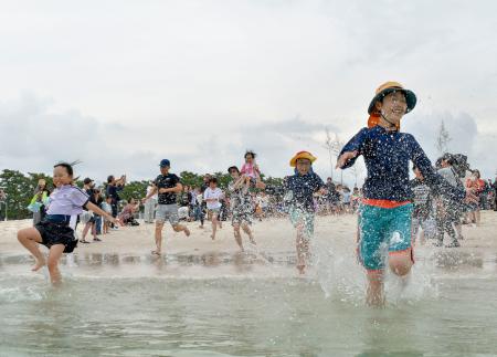 和歌山・白良浜で海開き 本州で最も早く、初泳ぎ楽しむ | 全国のニュース | 福井新聞ONLINE