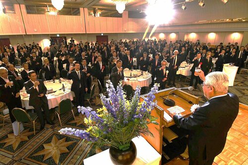 発刊５０周年を祝う出席者ら＝９日、ＪＲ鳥取駅前のホテルニューオータニ鳥取