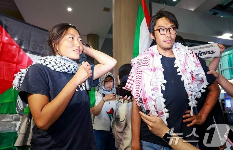 22日、仁川国際空港で取材に応じる活動家キム・アヒョンさんとキム・ドンヒョンさん(c)news1