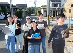 ツバメを探して回る児童＝小松市丸の内町１丁目