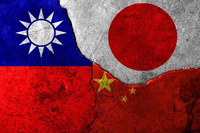 ひびが入った台湾、中国、日本の国旗