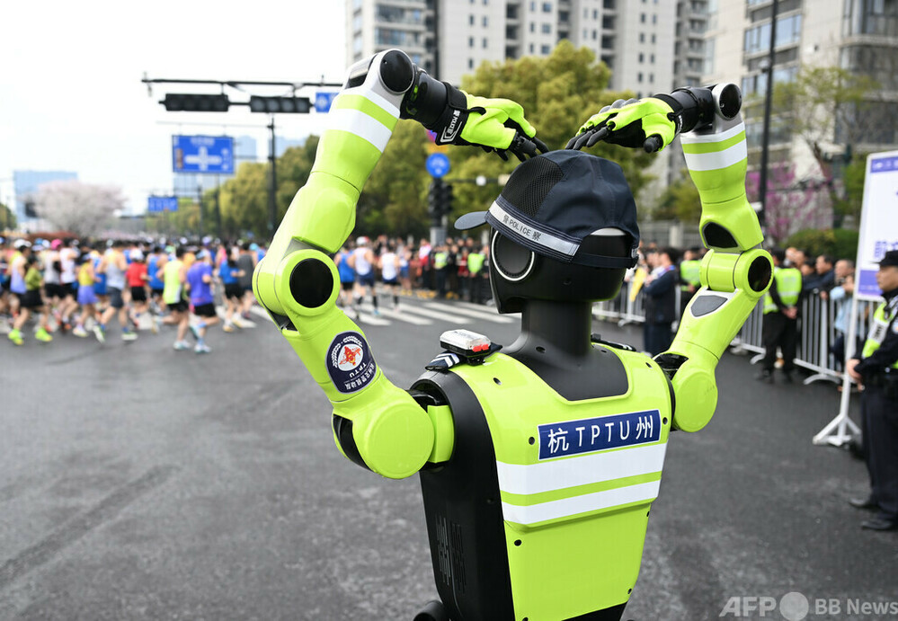 【中国・新フロンティア】中国各地で「ロボット交通警察」導入進む　写真1枚　国際ニュース：AFPBB News