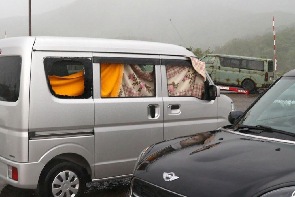 強風影響か、パーキングエリアで車20台以上の窓ガラス割れる 上信越道上り線の新井PA（妙高市） - 新潟日報