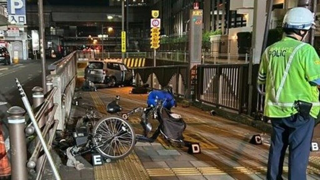 乗用車や自転車など複数台が関係する事故 男女5人を病院に搬送 歩行者も巻き込まれた恐れ 群馬・高崎市の市道 - 上毛新聞電子版