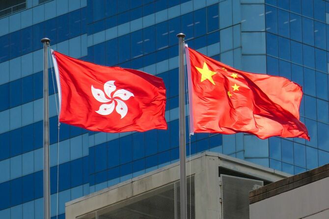 香港の国旗と中国の国旗