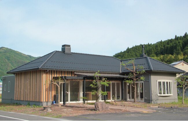 人口減少が進む鳥取県の町に、宿泊設備を備えた二地域居住促進拠点となるシェアオフィスが誕生 同日に官民連携プロジェクト「CHIPs Audition 2025」授賞式も開催 | 日本海新聞 NetNihonkai 人口減少が進む鳥取県の町に、宿泊設備を備えた二地域居住促進拠点となるシェアオフィスが誕生 同日に官民連携プロジェクト「CHIPs Audition 2025」授賞式も開催 | 日本海新聞 NetNihonkai